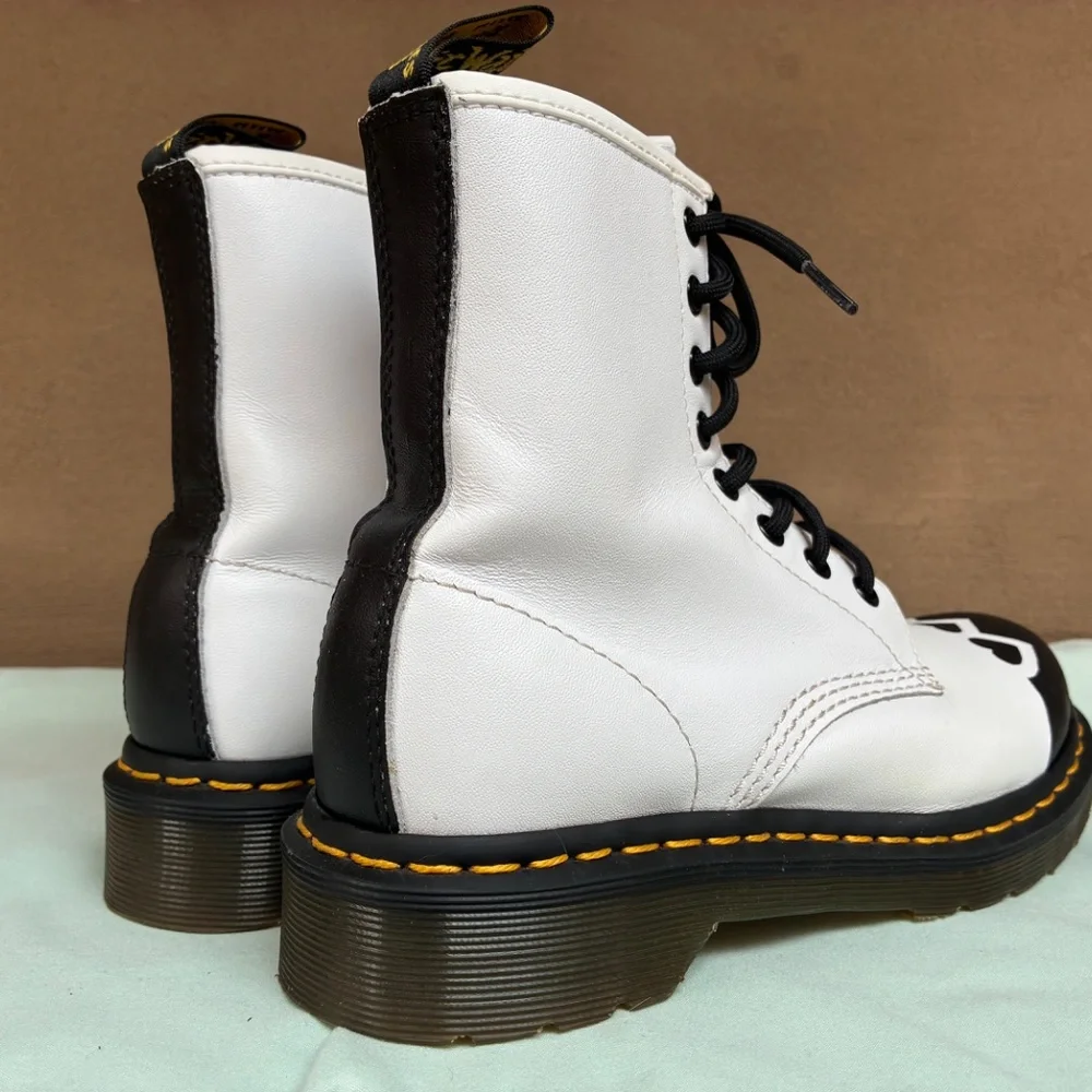 🖤 LOVE BUZZ 🖤 Rare Custom Doc Martens - Picture 4 of 4